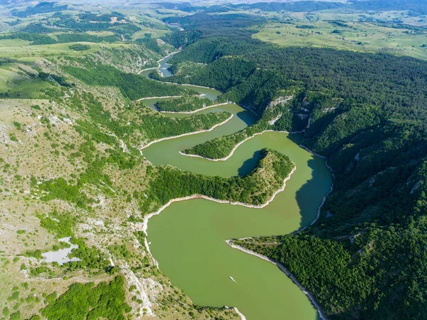 Меандры на скалистой реке Увац в Сербии — стоковое фото