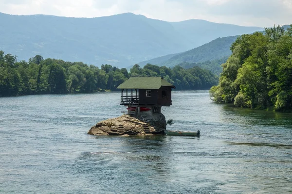 Magányos ház a Drina folyó-Szerbia — Stock Fotó