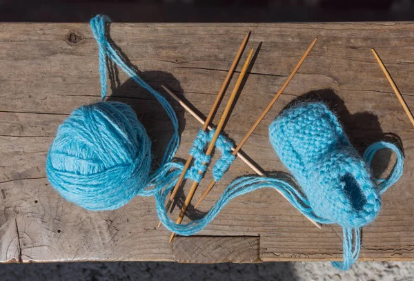 La labor de punto de los calcetines de la lana azul — Foto de Stock