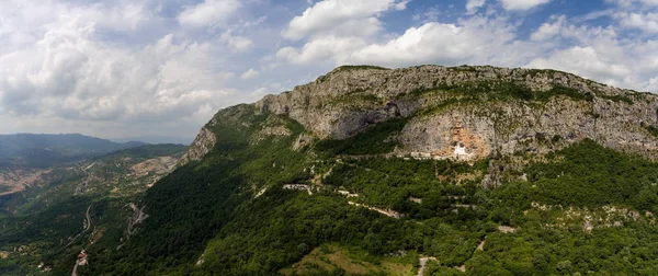Letecký pohled na klášter Ostrog církev — Stock fotografie