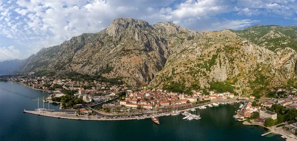 Baía de Kotor e cidade velha - panorama aéreo — Fotografia de Stock