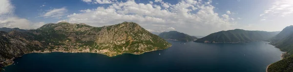Široký letecký pohled na záliv Kotor v Černé Hoře — Stock fotografie