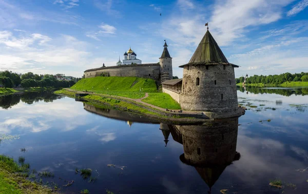 Medieval Pskov Kremlin na ilha — Fotografia de Stock