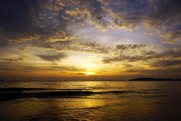 Belo pôr do sol colorido mar dramático — Fotografia de Stock