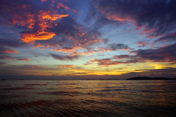 美丽多彩的壮观的海日落 — 图库照片