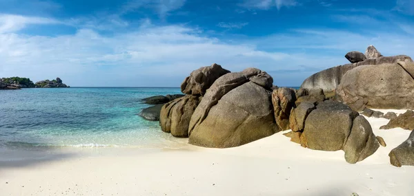 Spiaggia tra scogli su isole similari — Foto Stock