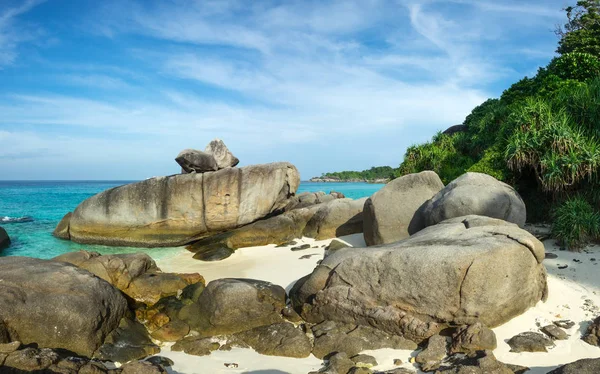 Strand und Felsen auf ähnlichen Inseln — Stockfoto