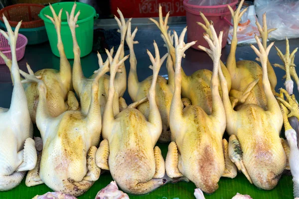 Frangos crus no mercado — Fotografia de Stock