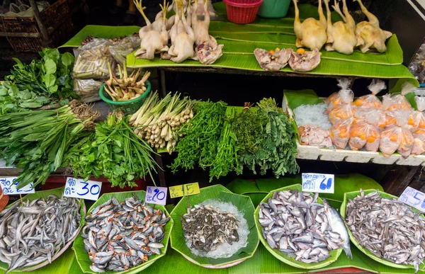 Pesce, pollo ed erbe aromatiche sul mercato locale — Foto Stock