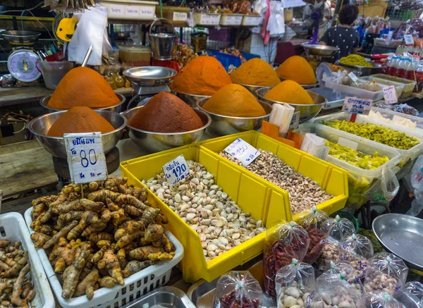 Baharatlar, kökleri ve otlar üstünde belgili tanımlık sayaç — Stok fotoğraf