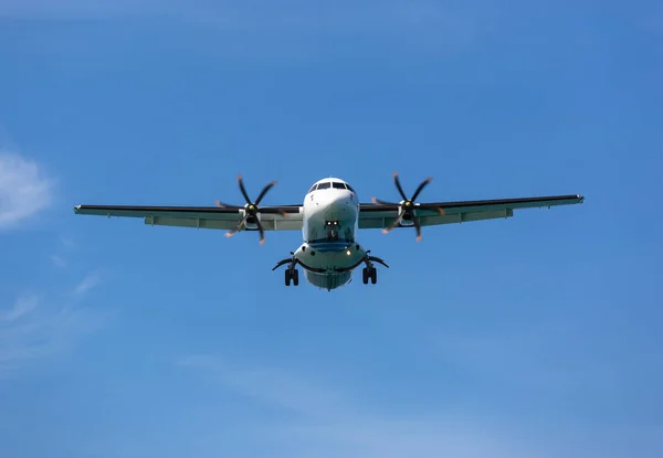 Passenger propeller airplane before landing — Stock Photo, Image