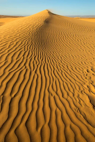 Sand blowing over sand dunes in wind — Stock Photo, Image