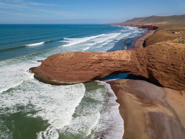 Praia Legzira com rochas arqueadas em Marrocos — Fotografia de Stock