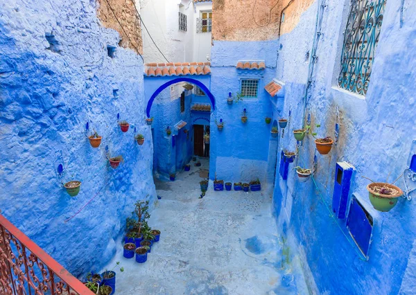 Голубая улица с цветными горшками в Chefchaouen — стоковое фото