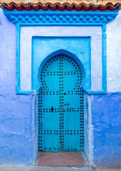 Vecchia porta blu sulla strada a Chefchaouen — Foto Stock