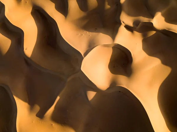 Vista aérea superior em dunas de areia no deserto — Fotografia de Stock