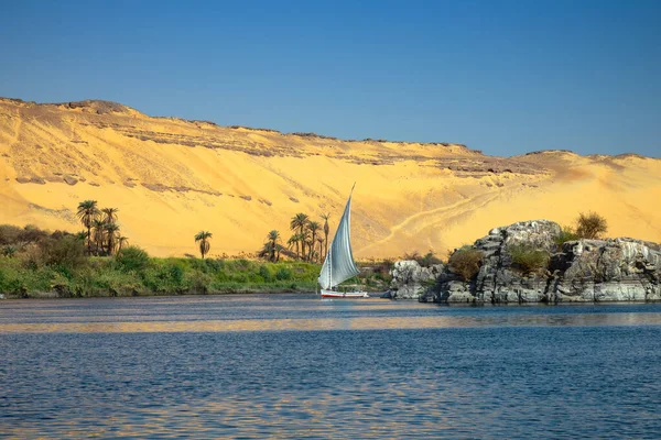 Felucca loď na řece Nil v Egyptě — Stock fotografie