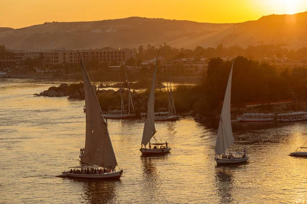 Felucca båtar på Nilen floden vid solnedgången — Stockfoto