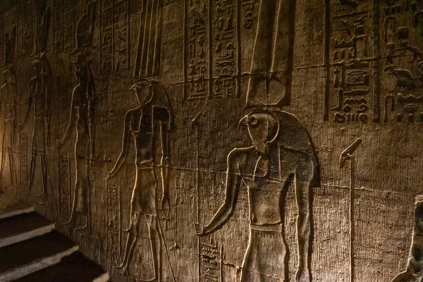 Hieroglyfické řezby ve starověkém chrámu — Stock fotografie