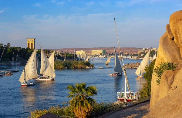 Barcos de felucca en el río Nilo en Asuán —  Fotos de Stock