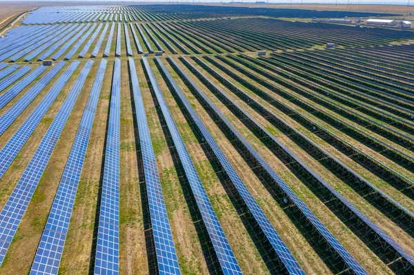 Muitos painéis de células solares — Fotografia de Stock