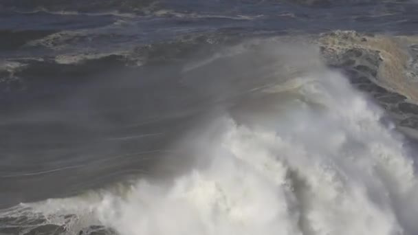 폭풍우가 치는 바 다 의수 면 위를 흔들고 있는 거대 한 파도 — 비디오