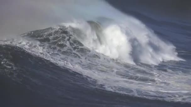 Velká vlna valící se po hladině bouřlivého oceánu — Stock video