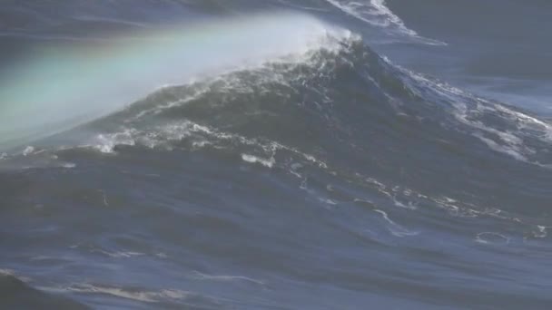 Große Welle rollt auf Oberfläche stürmischen Ozeans — Stockvideo