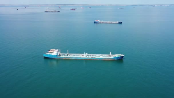 De nombreux cargos attendent l'entrée du port — Video