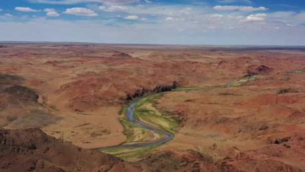 Річка між горами в Монголії — стокове відео