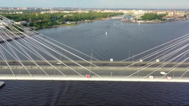 Αεροφωτογραφία καλωδιακής γέφυρας με αυτοκίνητα — Αρχείο Βίντεο