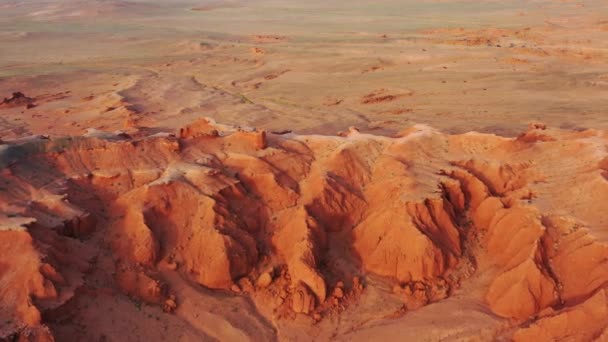 Bayanzag brinnande klippor vid solnedgången i Mongoliet — Stockvideo