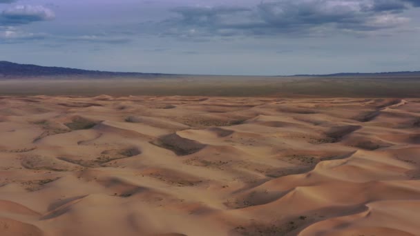 Vue aérienne des dunes de sable dans le désert au coucher du soleil — Video