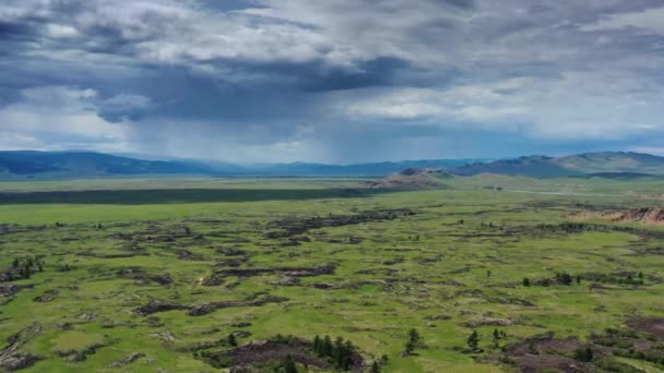 Steppe a hory s dešťovou krajinou — Stock video