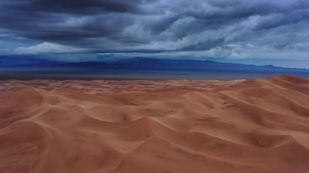 Sanddyner med stormmoln vid solnedgången i öknen — Stockvideo