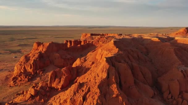 Bayanzag penhascos flamejantes ao pôr do sol na Mongólia — Vídeo de Stock