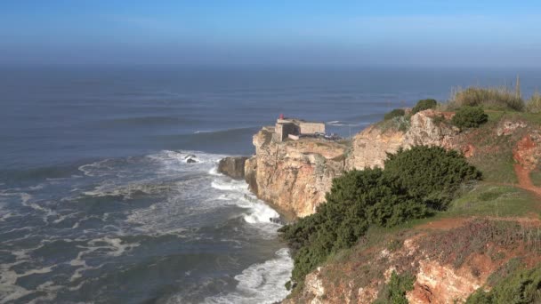 Faro sulla costa dell'oceano Atlantico a Nazare — Video Stock