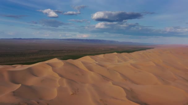 Vue aérienne des dunes de sable dans le désert au coucher du soleil — Video