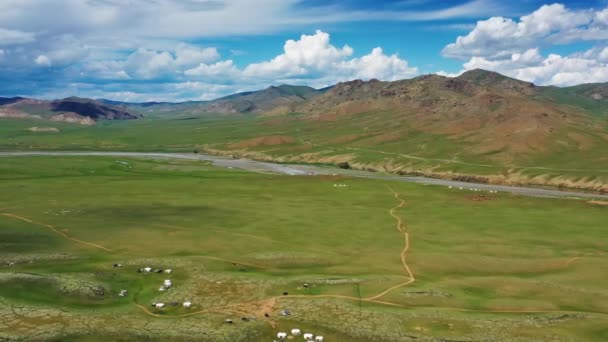 Krajobraz gór lotniczych w dolinie Orkhon — Wideo stockowe