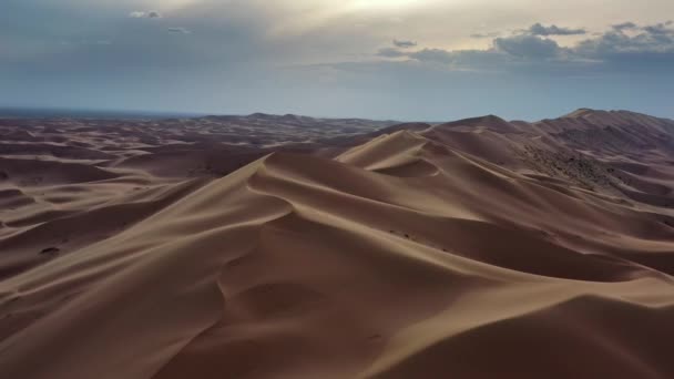 Vista aérea de dunas de areia no deserto ao pôr do sol — Vídeo de Stock