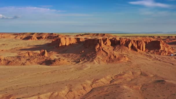 Bayanzag penhascos flamejantes ao pôr do sol na Mongólia — Vídeo de Stock