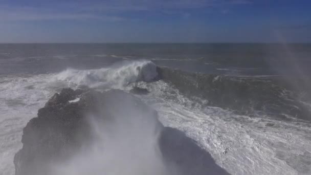 Nagy hullámok törnek a part szikláin. — Stock videók