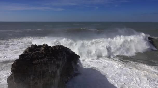 Wysokie fale rozbijające się na skałach wybrzeża — Wideo stockowe