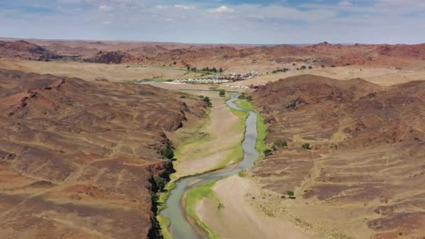 몽골 의산에서 야영하는 강 과 유르트 — 비디오