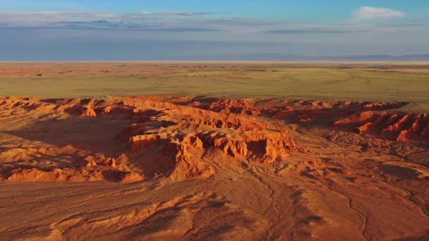 Bayanzag penhascos flamejantes ao pôr do sol na Mongólia — Vídeo de Stock