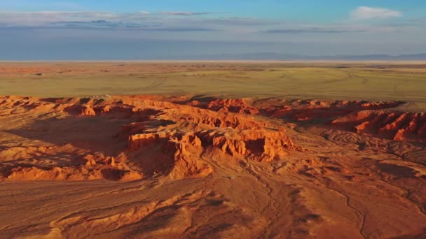 Bayanzag brinnande klippor vid solnedgången i Mongoliet — Stockvideo