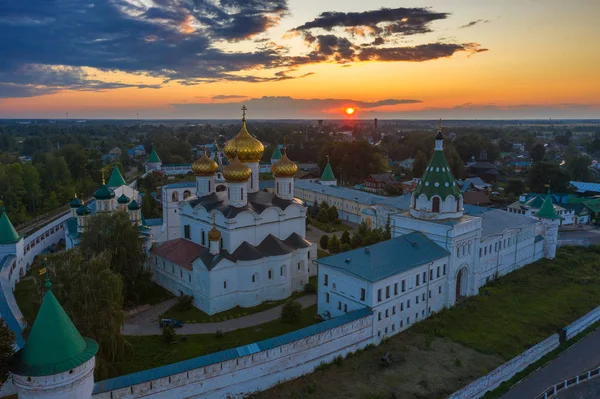 Monasterio Ipatievsky en Kostroma puesta de sol — Foto de Stock