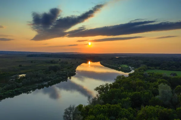 Nascer ou pôr do sol com floresta e rio — Fotografia de Stock