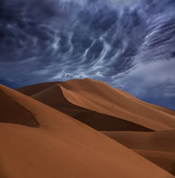 Sand dunes and storm clouds in desert — Stock Photo, Image