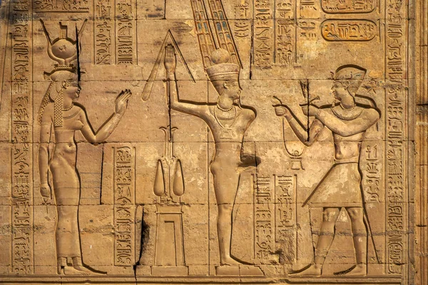 Hieroglyfiska sniderier i forntida tempel — Stockfoto